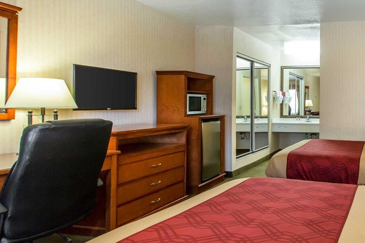 Econo Lodge Inn & Suites Riverside - Corona מראה חיצוני תמונה