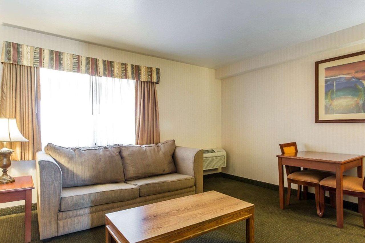 Econo Lodge Inn & Suites Riverside - Corona מראה חיצוני תמונה