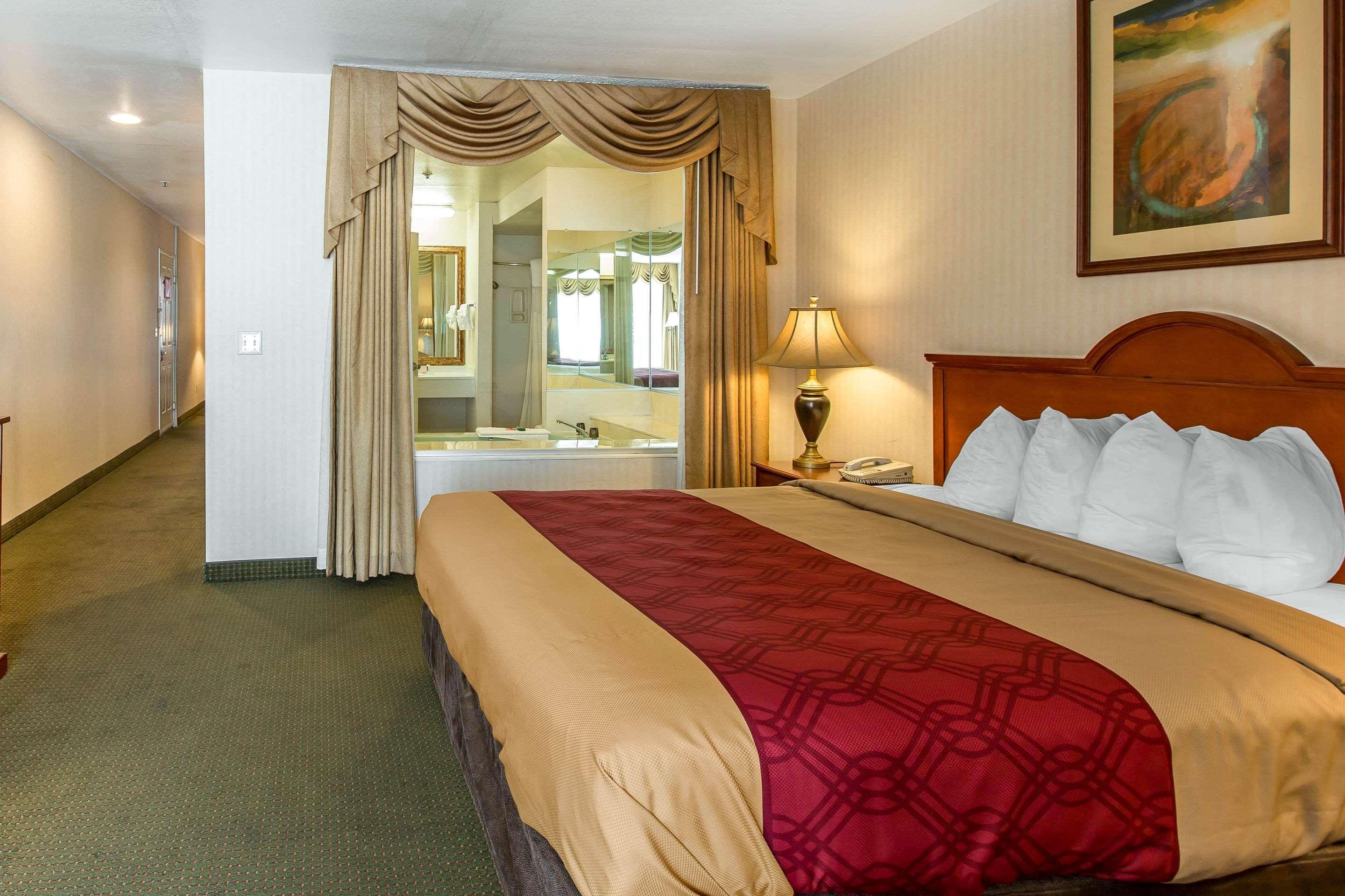 Econo Lodge Inn & Suites Riverside - Corona מראה חיצוני תמונה