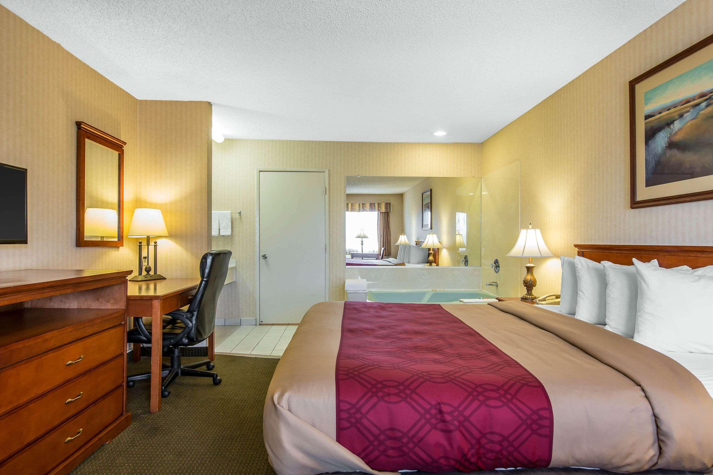 Econo Lodge Inn & Suites Riverside - Corona מראה חיצוני תמונה